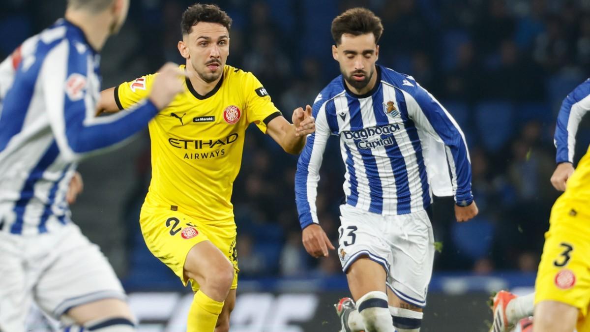 Iván Martín conduce el esférico ante la mirada de Brais Méndez