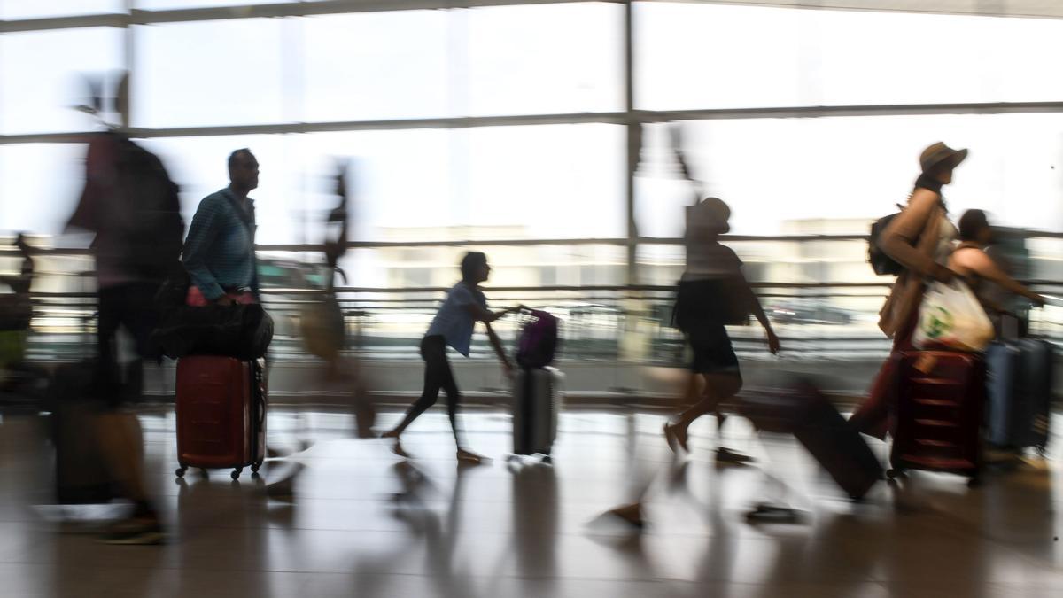 Pasajeros en la terminal de salidas del aeropuerto de El Prat