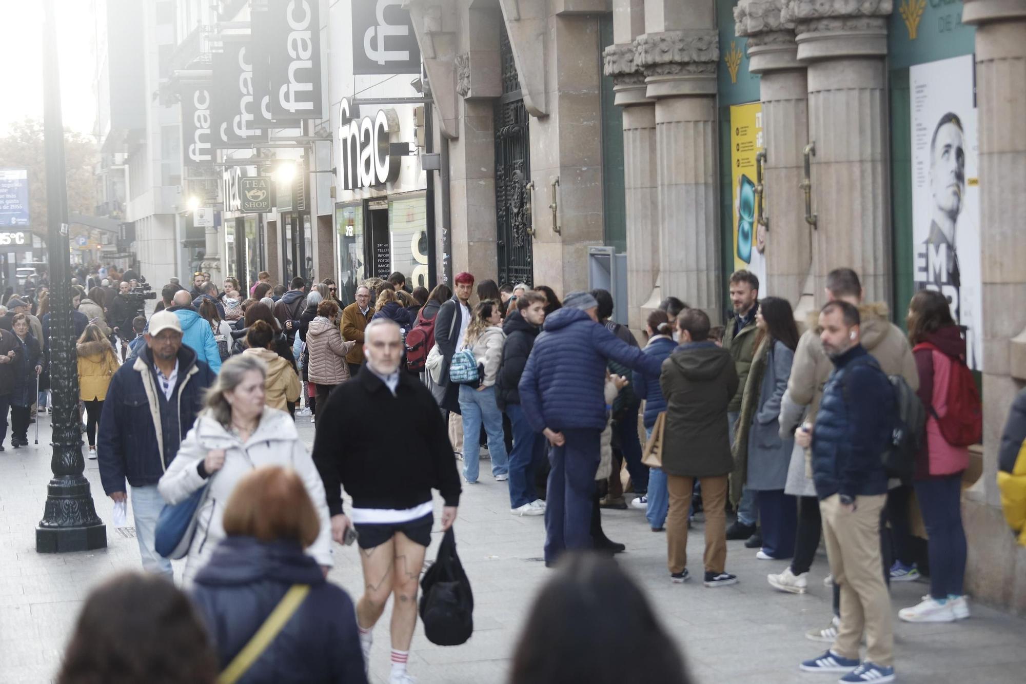 Decenas de fans de Amaral acuden a su firma de discos en Zaragoza