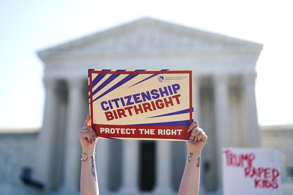 Manifestantes frente al Tribunal Supremo de los Estados Unidos mientras el presidente Donald Trump llega para asistir a las vistas orales el 1 de abril de 2026 en Washington, D.C.