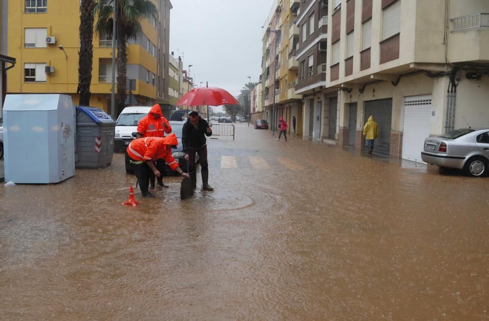 Consecuencias de la tromba de agua caída en Alzira esta pasada madrugada y esta mañana.