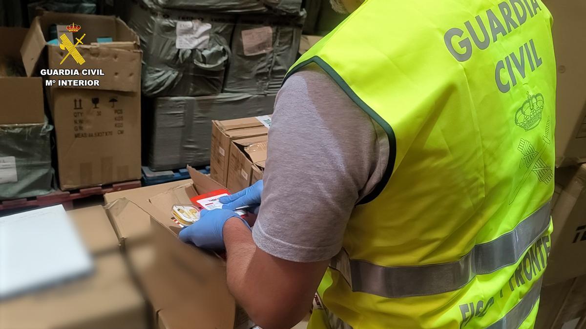 Material decomisado por la Guardia Civil en uno de los almacenes.