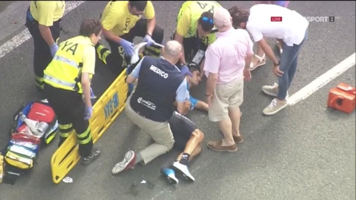 Mikel Landa, a punto de ser trasladado en camilla tras sufrir una caída en la Clásica de San Sebastián.