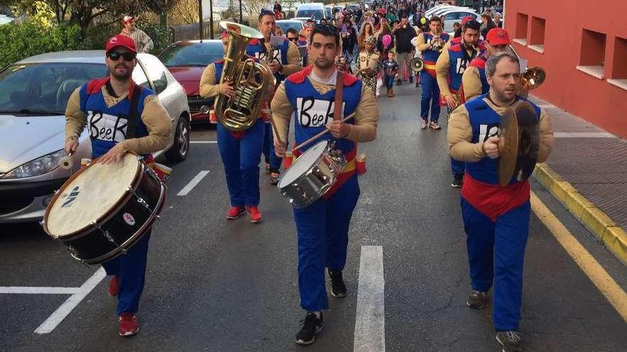 Desfile del Carnaval infantil de Arriondas, animado por una charanga.