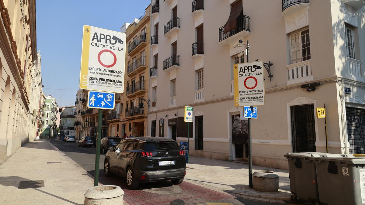 Señalética de la APR de Ciutat Vella, en los accesos al área restringida al tráfico.