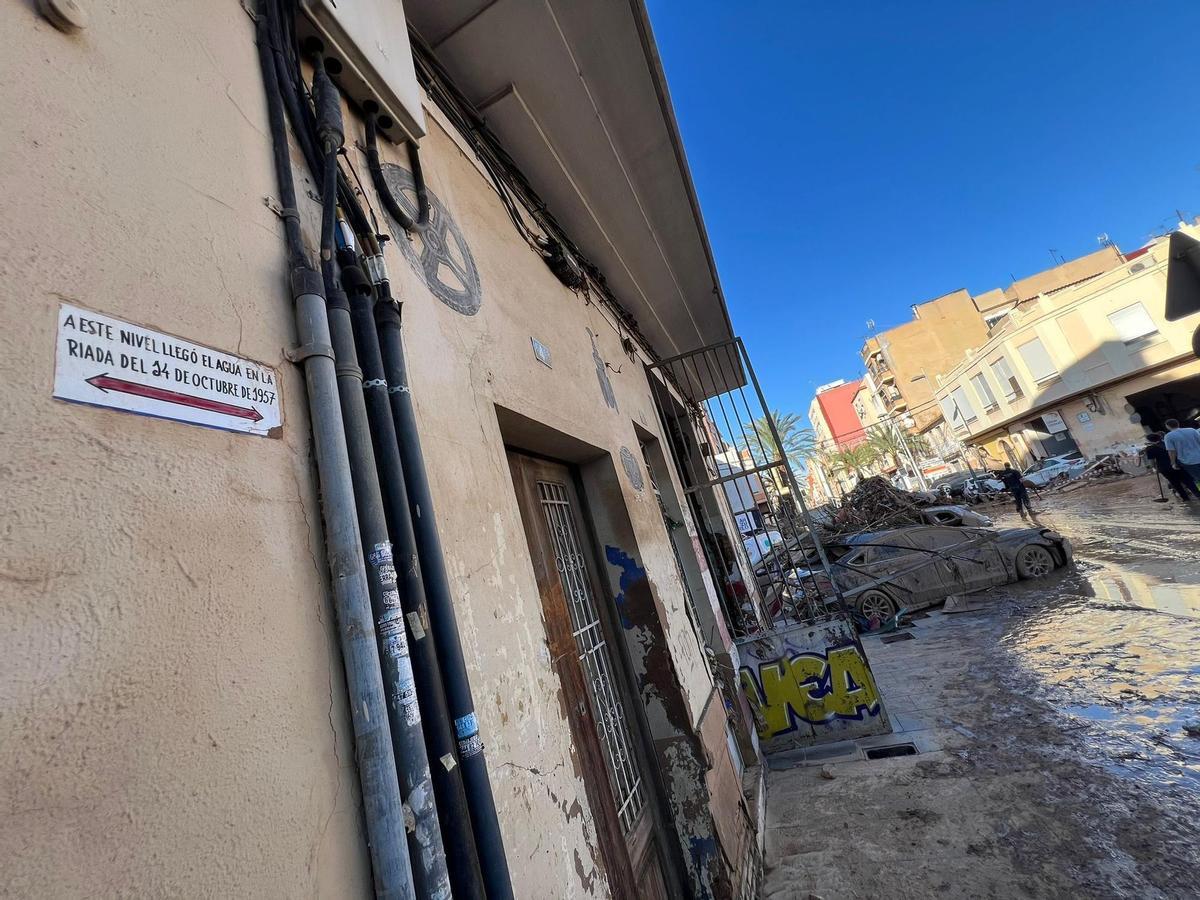 Una placa que indica hasta dónde llegó el agua en 1957.