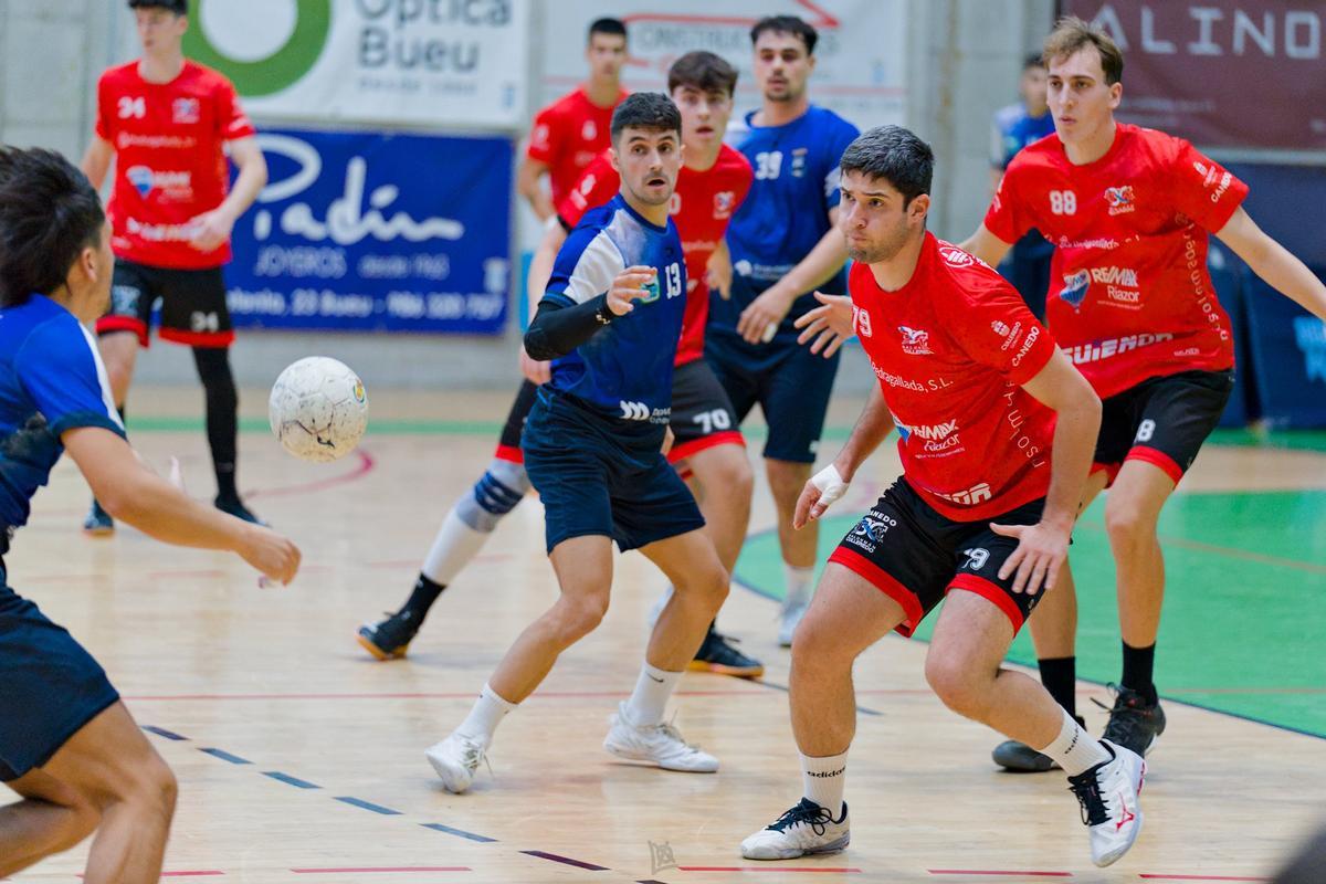 Darío Pérez, con el dorsal 79, defiende una acción en un partido de esta temporada.
