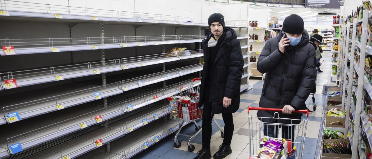 Ciudadanos de Kiev en un supermercado, en una imagen del pasado lunes.