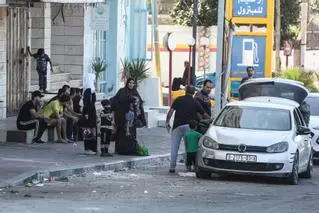 Israel ataca a los gazatís en las rutas seguras impuestas para la evacuación del norte de la Franja