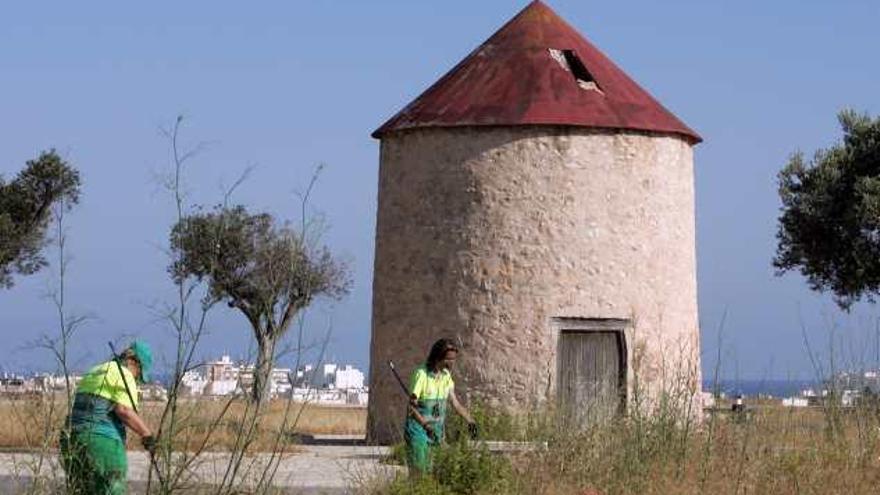 El Molí de la Calera de Santa Pola del año 1771 tiene parte del tejado roto.