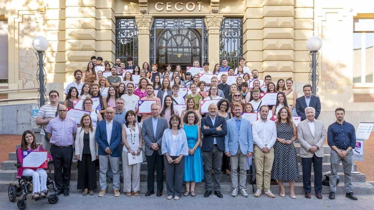 Fotografia de grup de tots els alumnes premiats als guardons