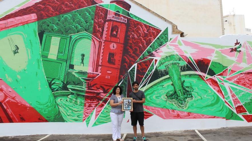 La concejal de Cultura, Trinidad Escarabajal junto al ganador del I Concurso de Pintura Mural en la plaza Campoamor, para fomentar el arte urbano en el municipio de Pilar de la Horadada