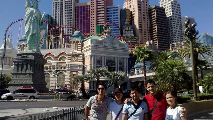 Cinco integrantes de la compañía La Fiesta Escénica, en Las Vegas. // LFE