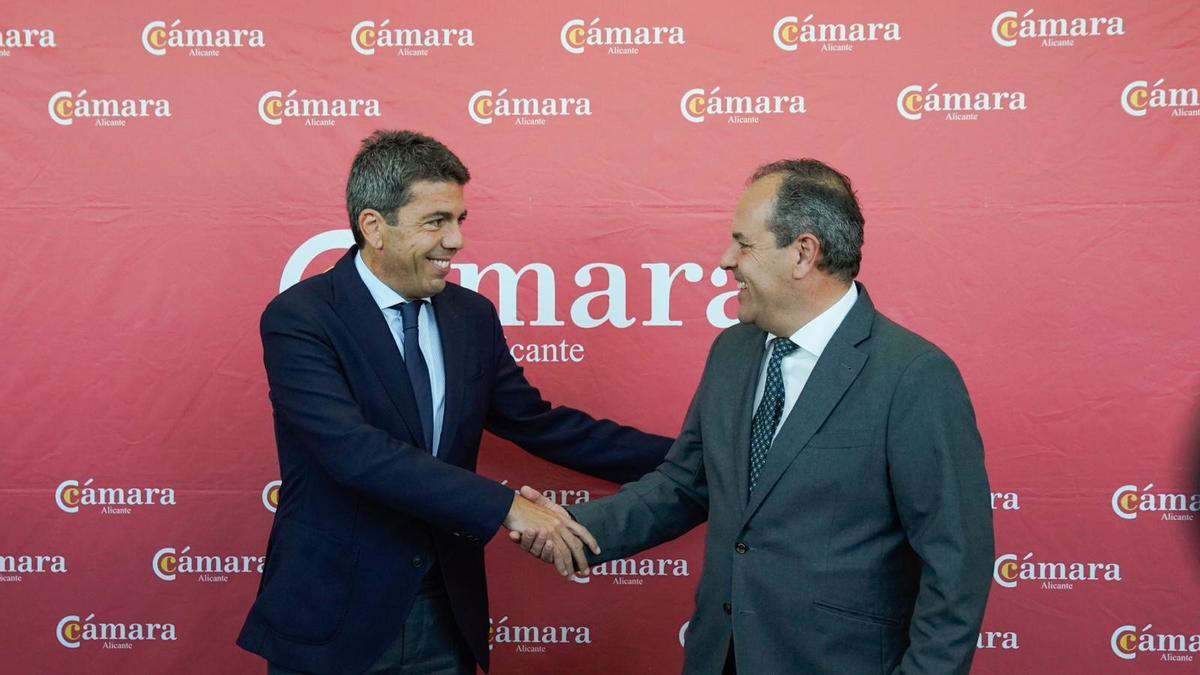 El president Carlos Mazón y el presidente de la Cámara de Comercio de Alicante, Carlos Baño