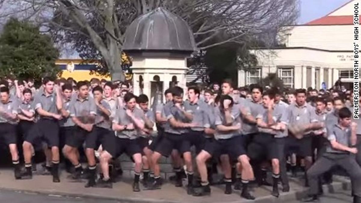 Los 1.700 alumnos de una escuela neozelandesa bailan una danza tribal maorí en honor a un profesor fallecido.