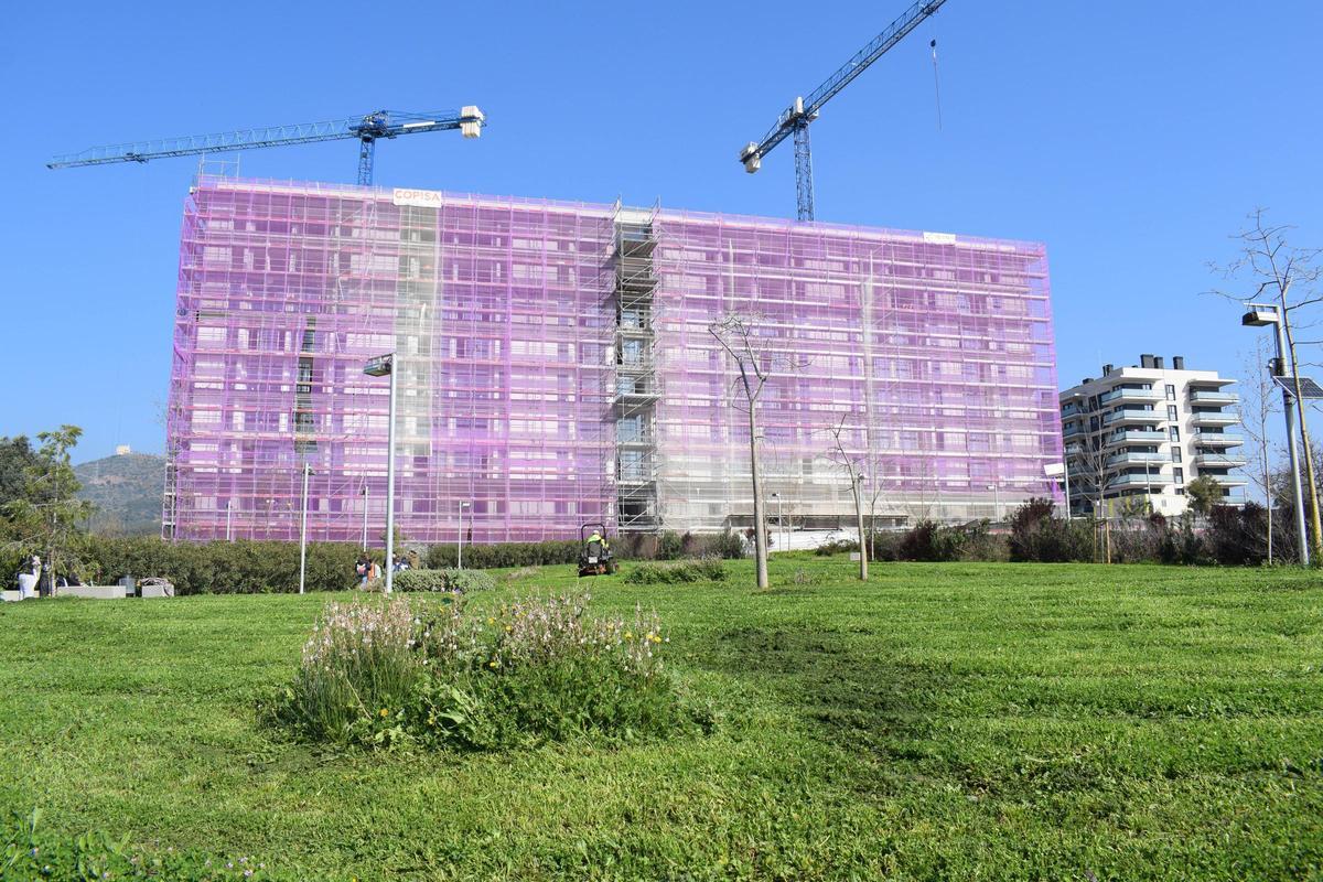 Bloque de pisos de protección oficial en el nuevo barrio de Llevant de Viladecans.