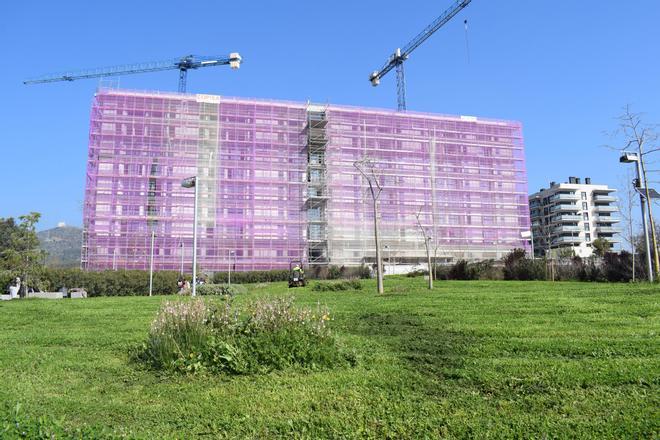 Bloque de pisos de protección oficial en el nuevo barrio de Llevant de Viladecans.