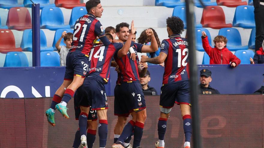 Álex Muñoz celebra con sus compañeros el gol de la victoria del Levante, a los 14 minutos del segundo tiempo.  | F. CALABUIG