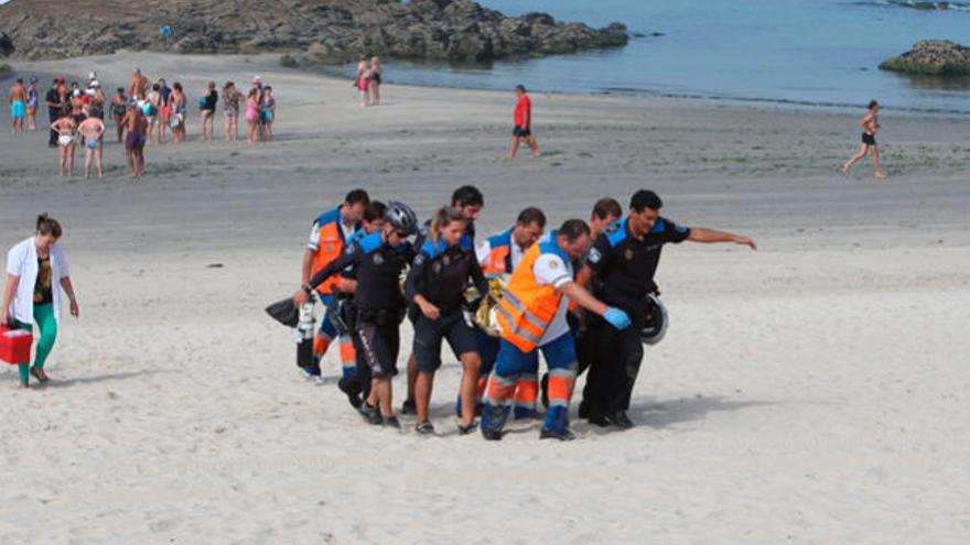 Emergencias traslada el cuerpo del bañista fallecido.//NICK