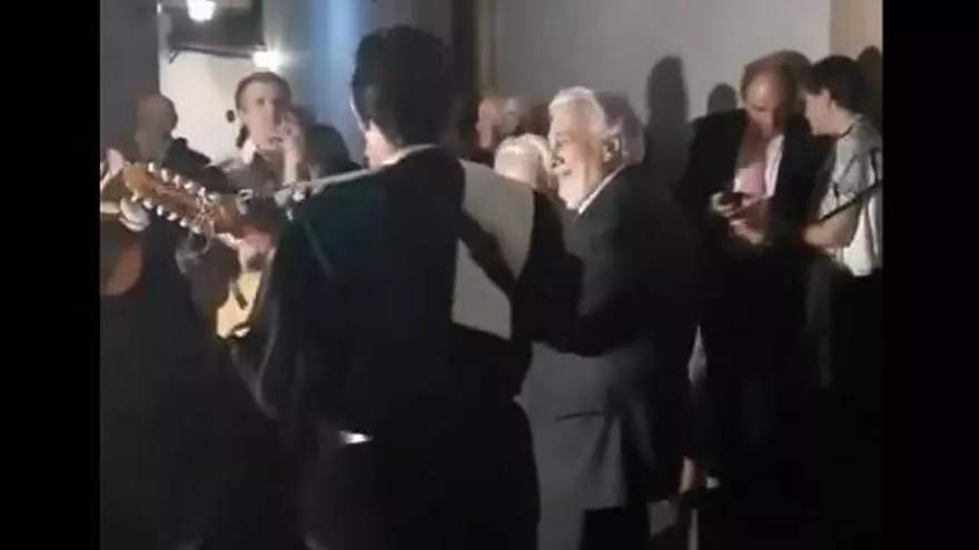 Plácido Domingo canta ante la Virgen de los Dolores y comparte un momento viral con una tuna de Córdoba