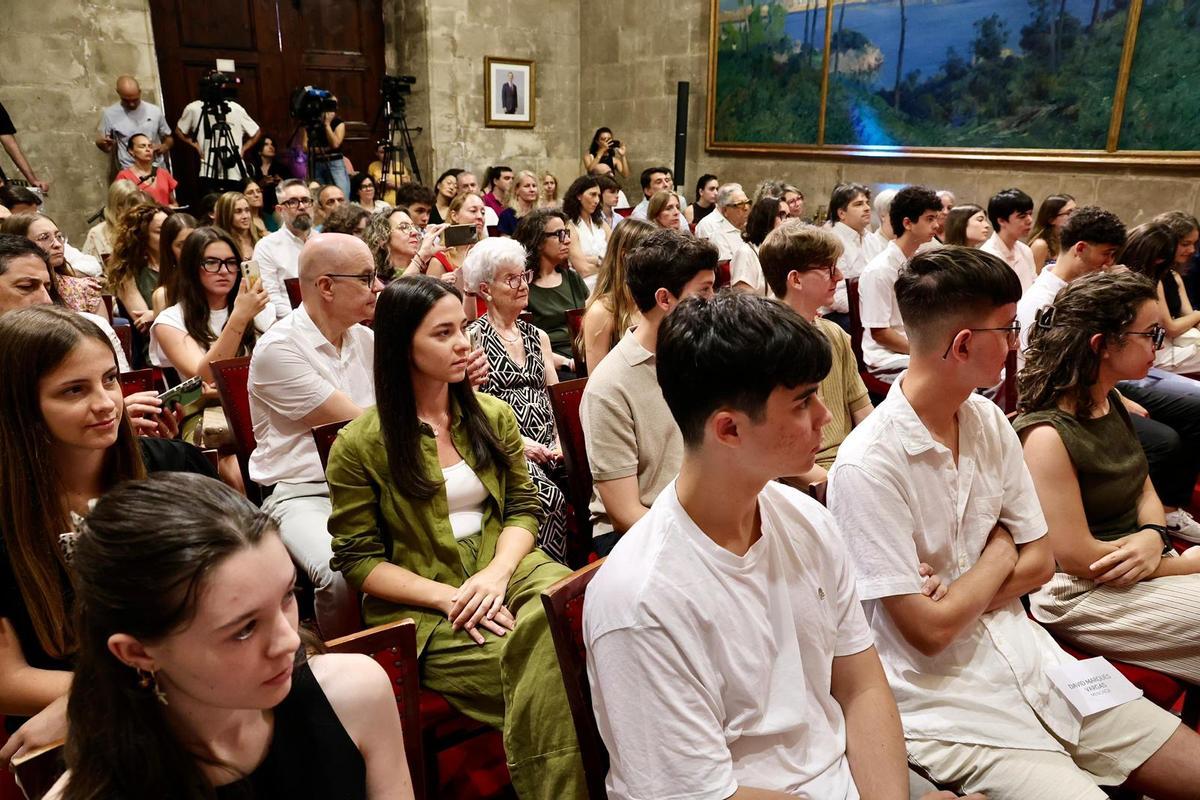 Familiares y estudiantes durante el acto de celebración.