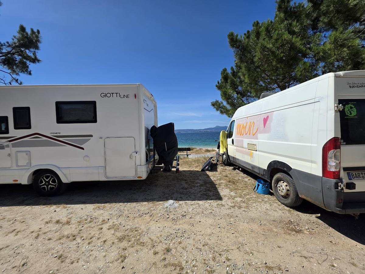 Autocaravanas estacionadas entre las playas de Area de Reboredo y Area das Pipas.