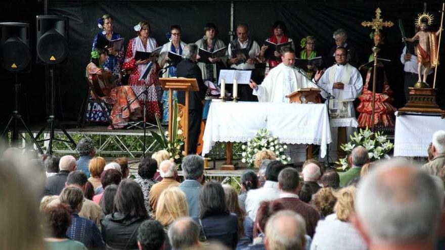 Un coro rociero cantó en la misa, oficiada por José Criado. // Bernabé/Luismy