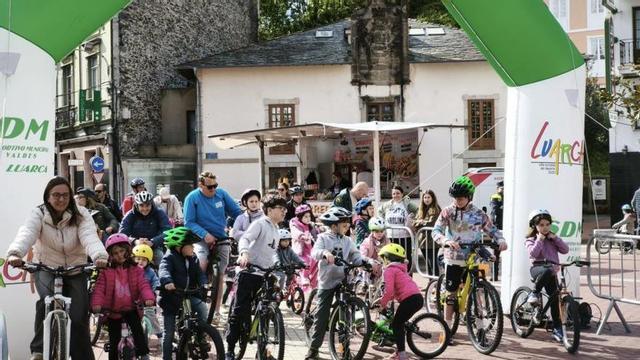 Salida de los participantes en la ruta en bicicleta por Luarca. | R. D. Á.