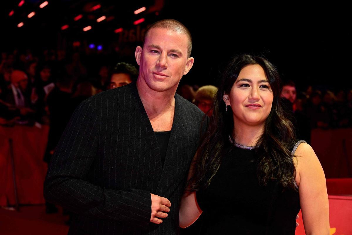 El actor Channing Tatum y la directora Beth de Araujo posan en la alfombra roja de la película 'Josephine', en la Berlinale