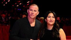 El actor Channing Tatum y la directora Beth de Araujo posan en la alfombra roja de la película Josephine, en la Berlinale