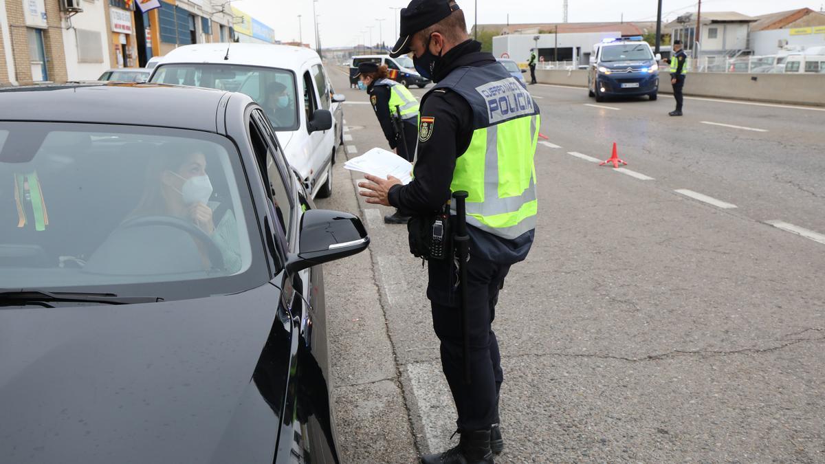 La Policía verifica el cumplimiento del confinamiento perimetral.