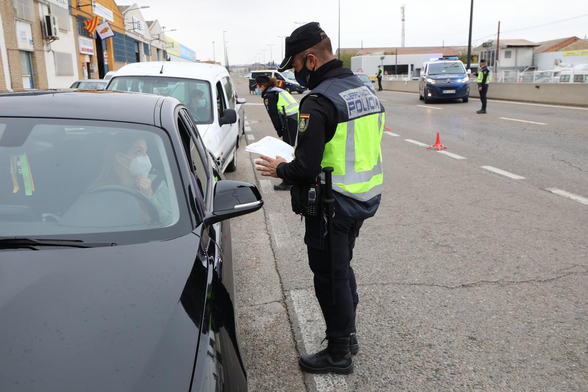 La Policía verifica el cumplimiento del confinamiento perimetral.