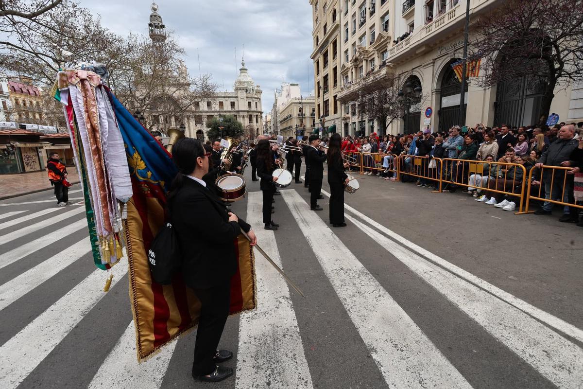Los músicos se sitúan frente al público para amenizar la previa de la mascletà