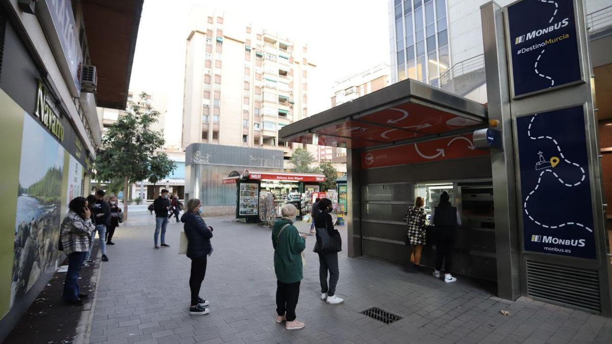 Usuarios en cola ante la oficina de información de la avenida Libertad de Murcia, ayer. | JUAN CARLOS CAVAL