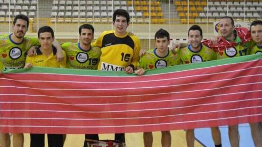 Todos los jugadores formados en el club, a excepción de Andrés Pérez, posan con la bandera de Zamora.