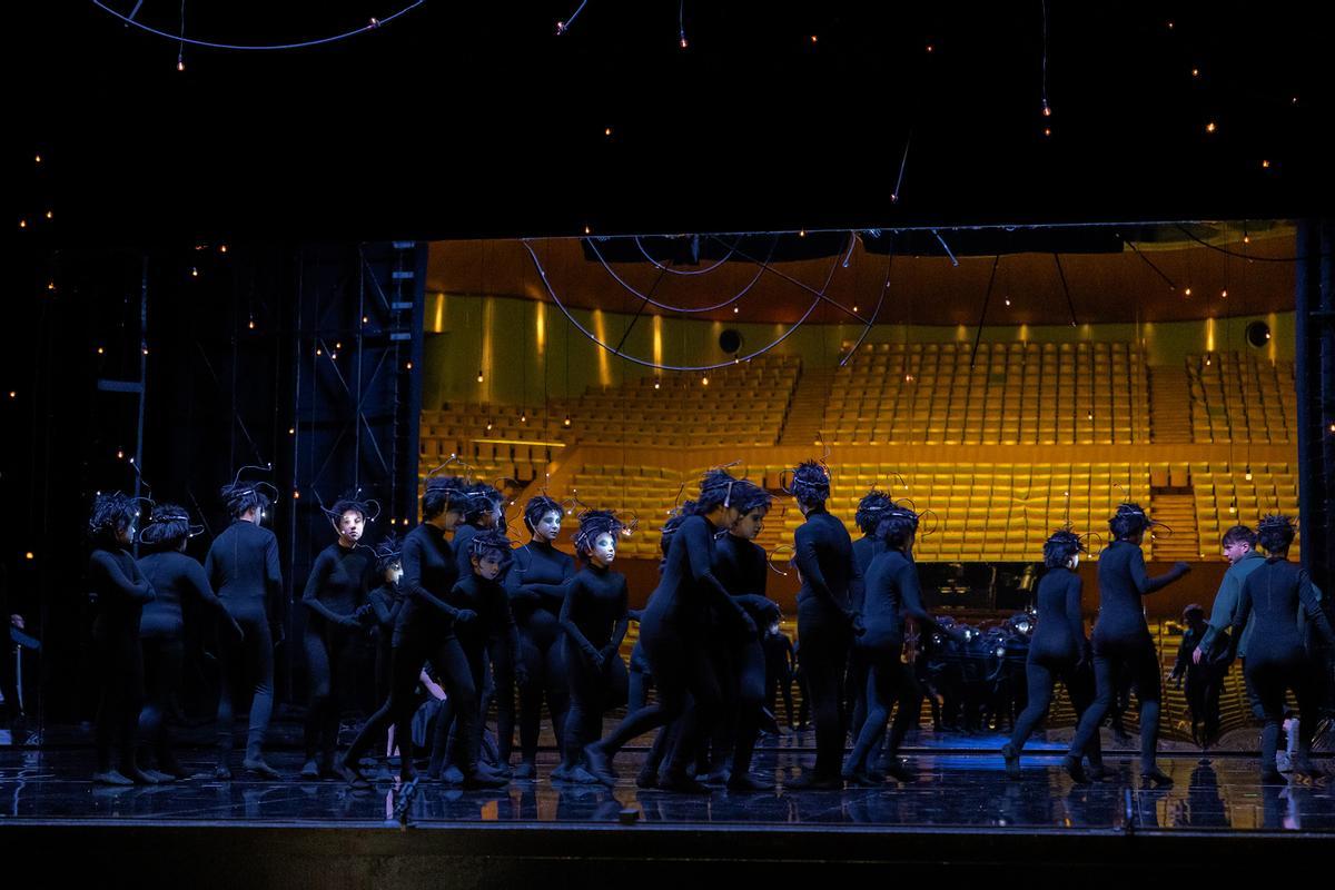 Así ensaya la Escolanía de Los Palacios la ópera 'El suelo de una noche de verano' en el Teatro de la Maestranza