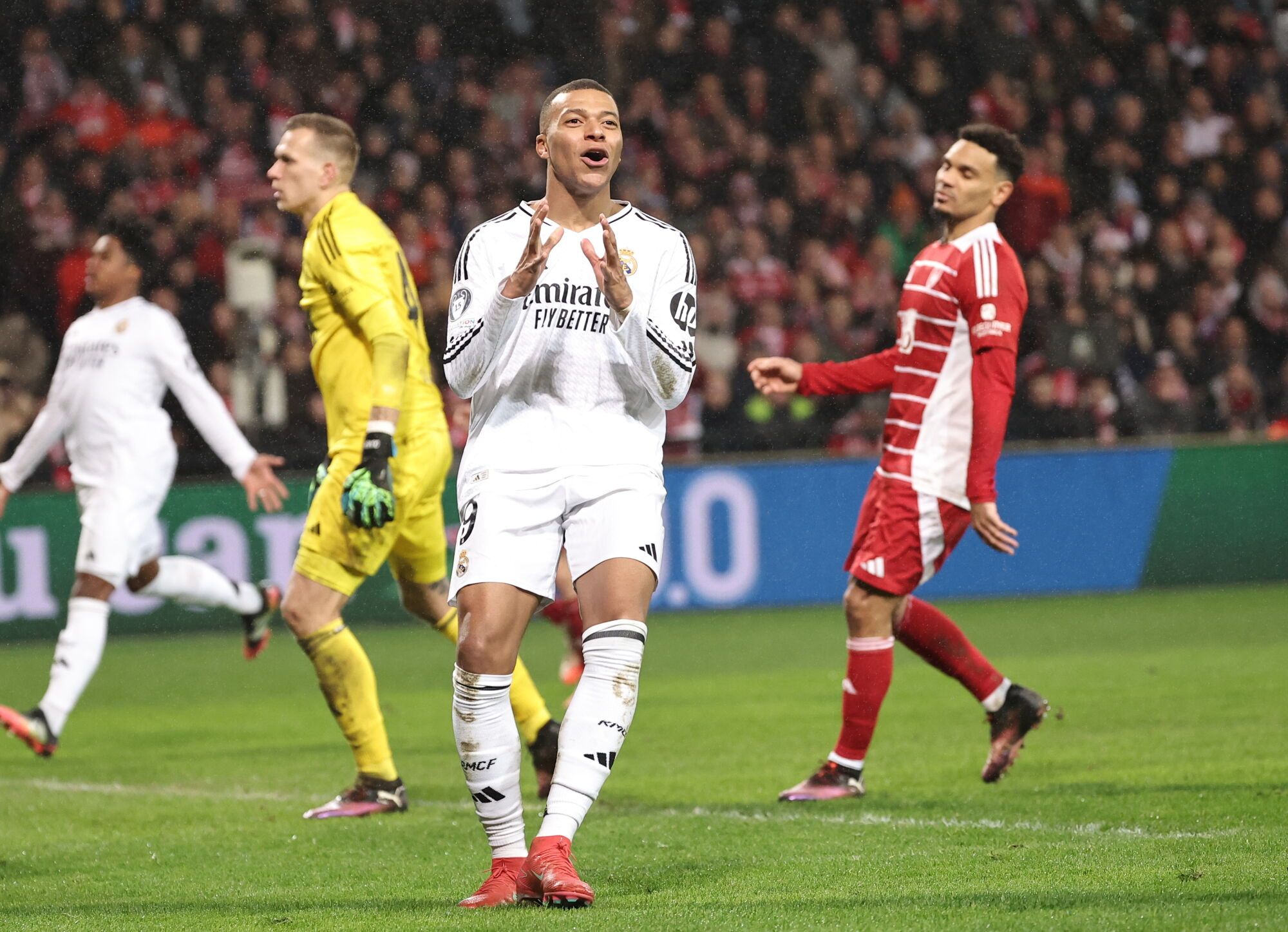 Guingamp (France), 28/01/2025.- Kylian Mbappe of Real Madrid gestures during the UEFA Champions League soccer match between Stade Brestois 29 and Real Madrid, in Guingamp, France, 29 January 2025. (Liga de Campeones, Francia) EFE/EPA/CHRISTOPHE PETIT TESSON
