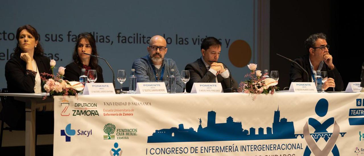 Una de las mesas redondas de la segunda jornada del Congreso de Enfermería Intergeneracional. | J. Luis Fernández