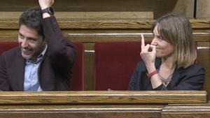 Tensión en el Parlament de Cataluña con peineta de Albiach a Garriga incluida
