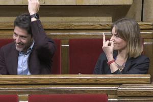 Tensión en el Parlament de Cataluña con peineta de Albiach a Garriga incluida