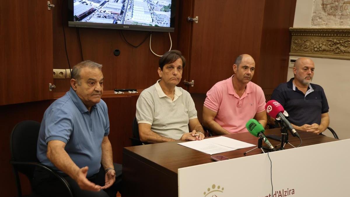 El abogado Arturo Terol, el alcalde de Alzira, Alfons Domínguez; el presidente de la patronal, Raúl Tudela, y el técnico José Luis Gallego, este lunes, en rueda de prensa.
