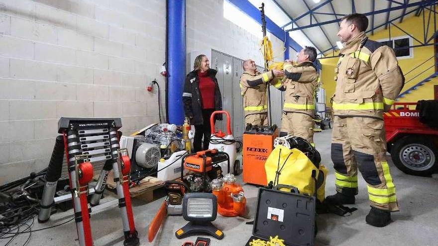 Tres bomberos de Ponteareas y la edil de Seguridade, Vanesa Fernández, con el nuevo equipamiento. // D.P.