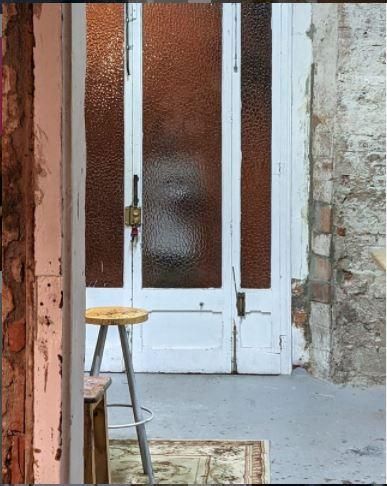 El acosador de Paula Bonet en la puerta de su taller.