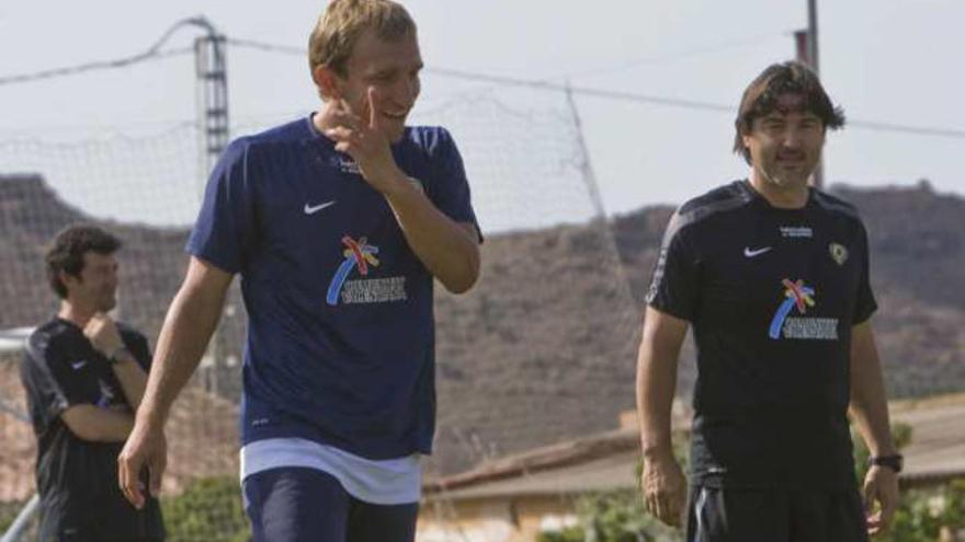 Rivas sonríe durante un entrenamiento en Fontcalent, entre Mandiá y su ayudante Puche.