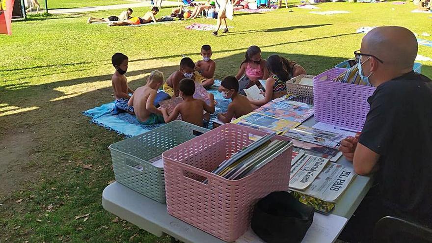 La “bibliopiscina” facilita libros, cuentos o prensa a los bañistas. | Cedida 