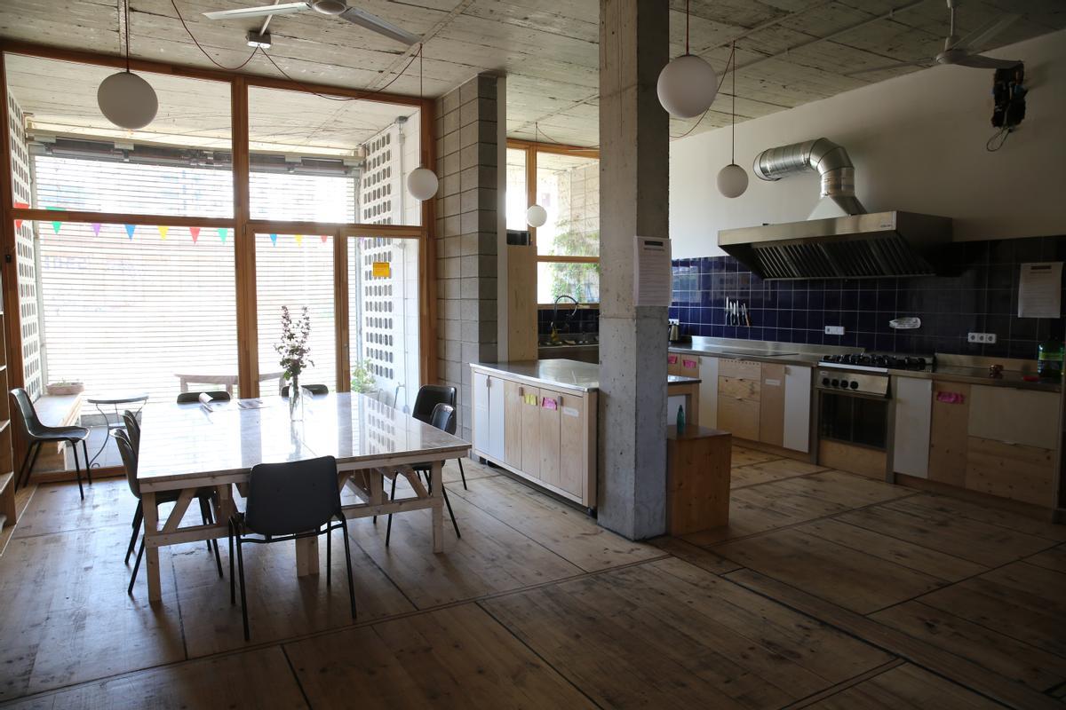 Cocina y comedor comunitarios del bloque cooperativo de Sants La Borda, premio Mies van der Rohe 2022.