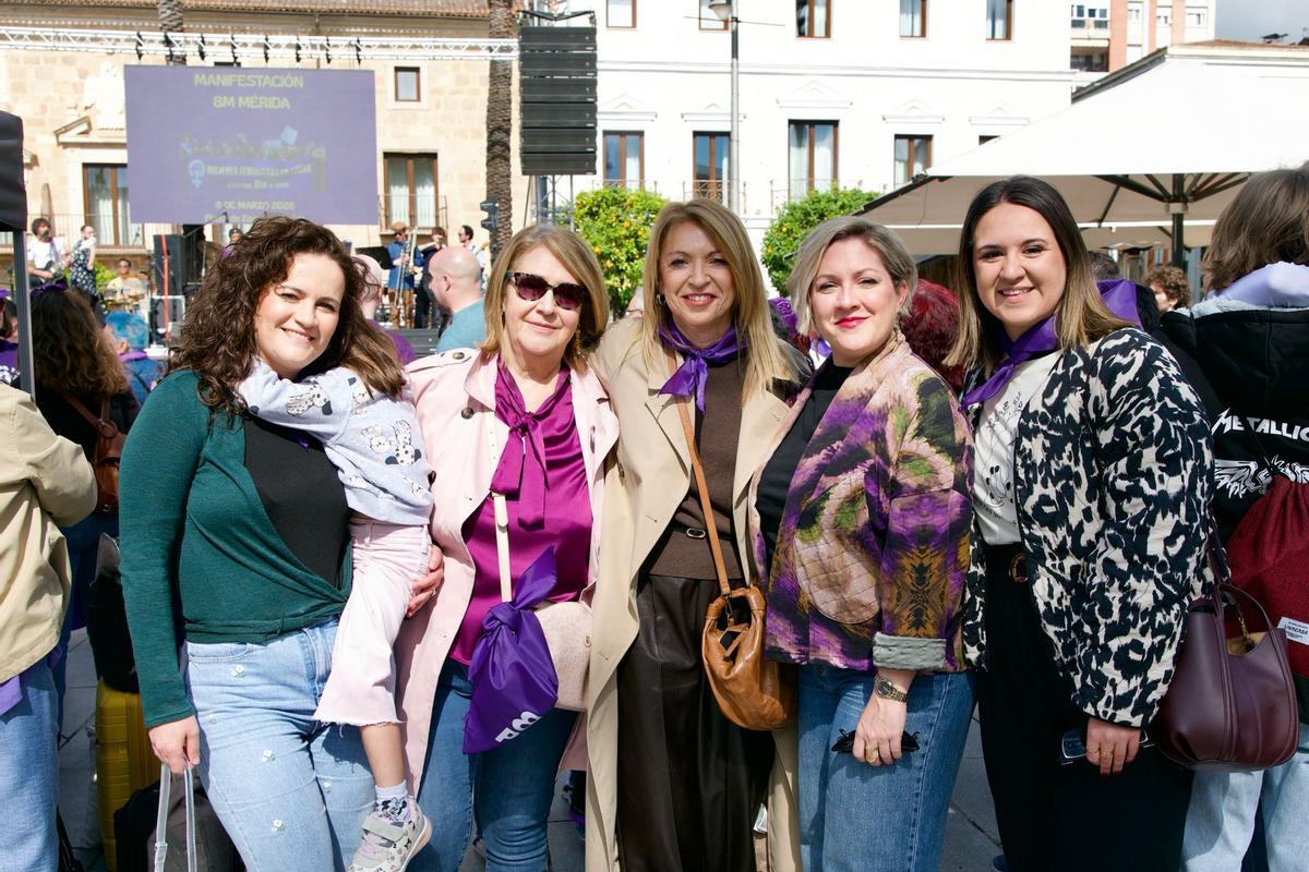 Diputadas del PSOE en la manifestación del 8M en Mérida.