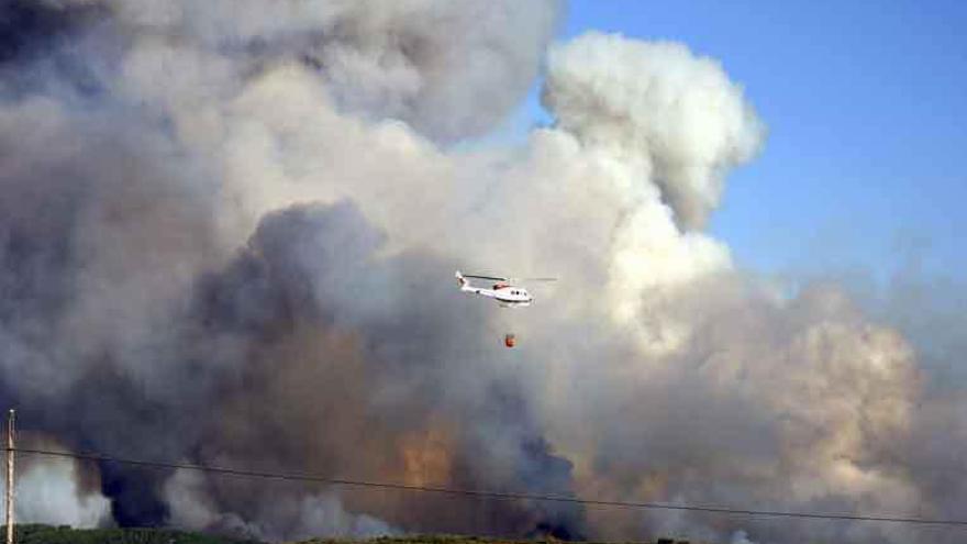 Un helicóptero durante su intervención en el incendio de la Raya el pasado jueves.