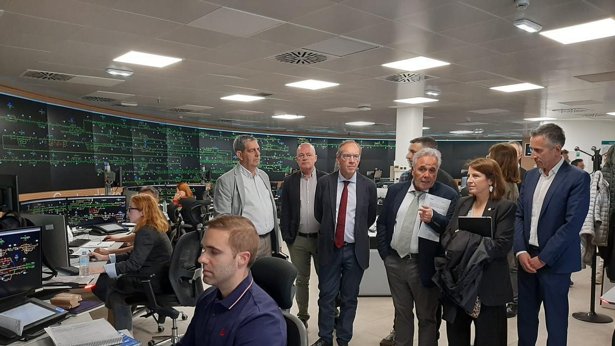 Adriana Lastra, a la derecha de la imagen, durante la visita a las instalaciones del centro de control de esta mañana.