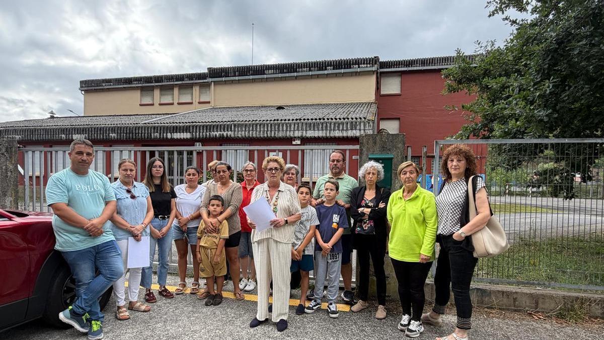 Gloria García junto a familias denunciantes, frente al Colegio Público de San Pedro de Piñeres.